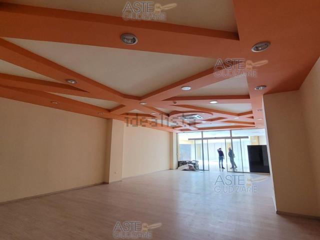 Locale Commerciale in vendita a Marche, Ancona