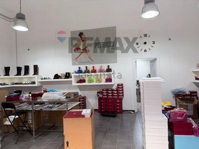 Locale Commerciale in vendita a Municipalità 2, Mercato