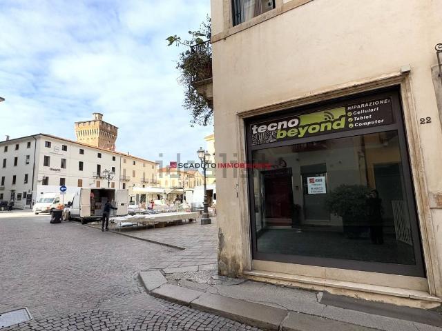 Locale Commerciale in vendita a Vicenza, Veneto