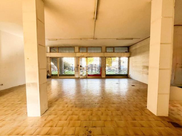 Locale Commerciale in vendita a Unione dei comuni della Valletta, Rovagnate