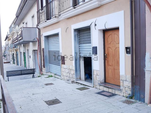 Locale Commerciale in vendita a Monteforte Irpino, Campania