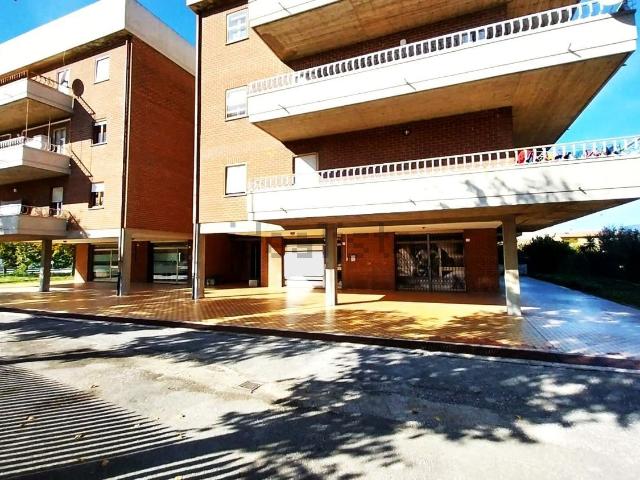 Locale Commerciale in vendita a Borroni, Foligno