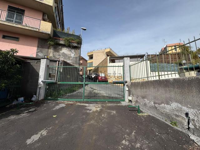 Locale Commerciale in vendita a Gravina Di Catania, Sicilia