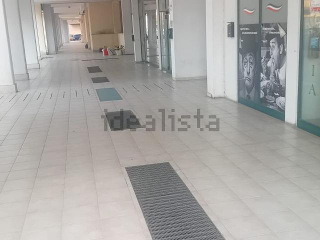 Locale Commerciale in vendita a Piccarello, Latina