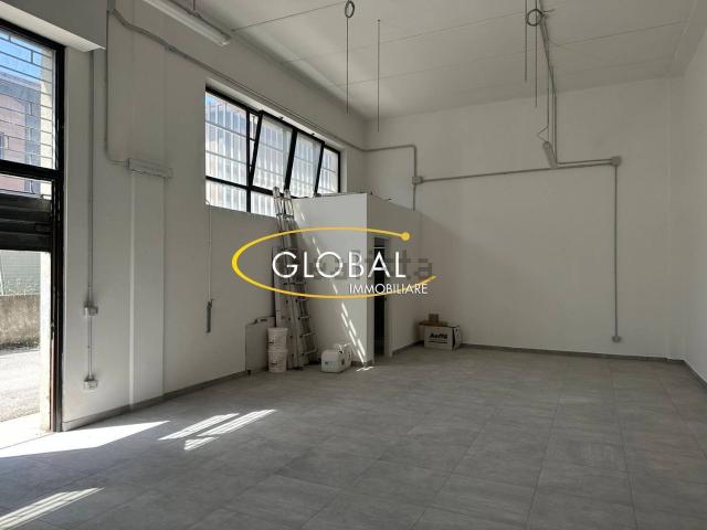Locale Commerciale in vendita a Baraccola Ovest, Marche