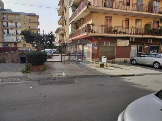 Locale Commerciale in vendita a Caltagirone, Sicilia
