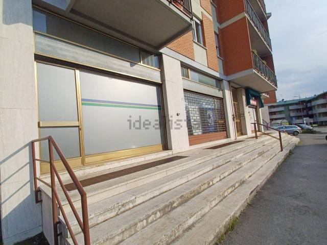 Locale Commerciale in vendita a Almè, Lombardia