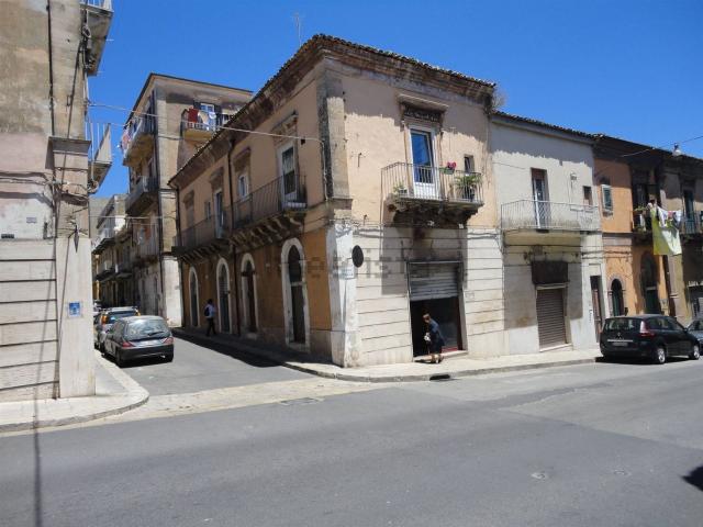 Locale Commerciale in vendita a Cappuccini, Ragusa