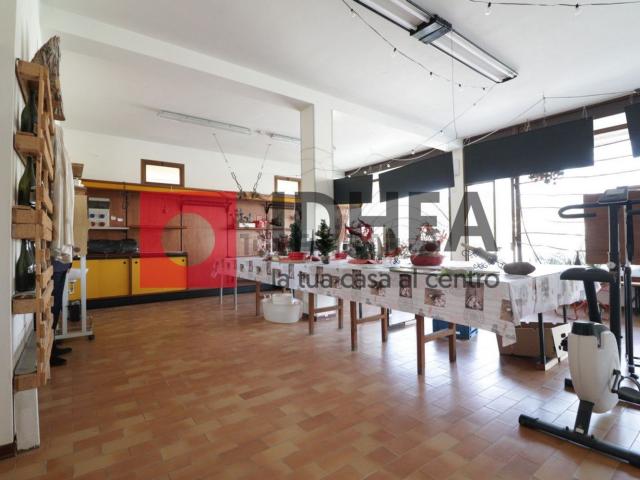 Locale Commerciale in vendita a Spresiano, Veneto