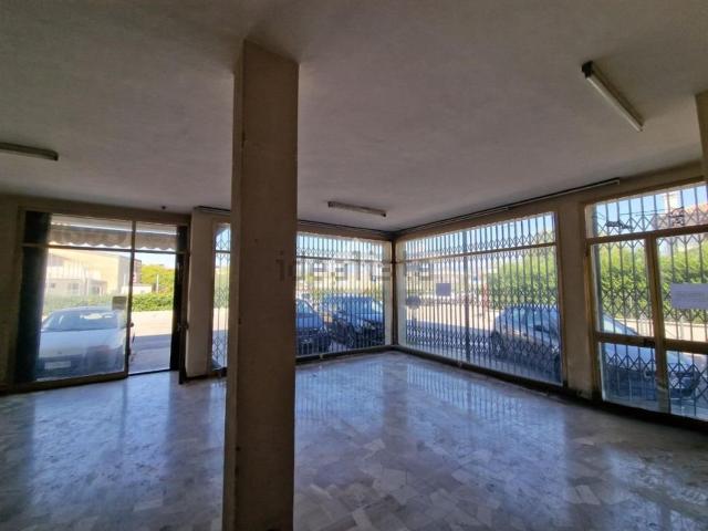 Locale Commerciale in vendita a Fonte, Caerano San Marco