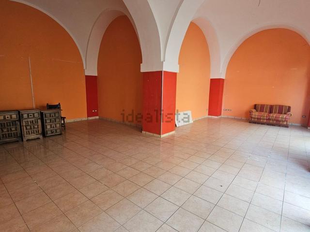 Locale Commerciale in vendita a Puglia, Lecce