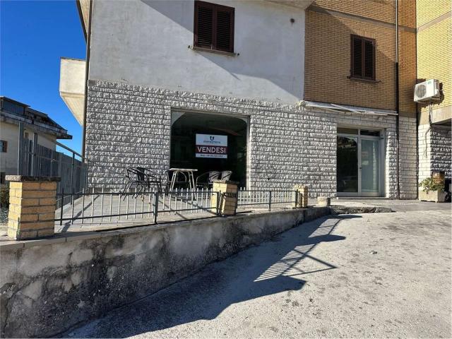 Locale Commerciale in vendita a Gualdo Tadino, Umbria