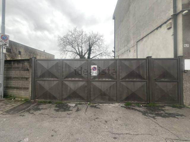 Locale Commerciale in vendita a Bareggia, Lissone