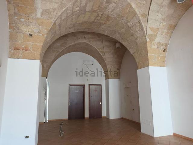 Locale Commerciale in vendita a Puglia, Lecce