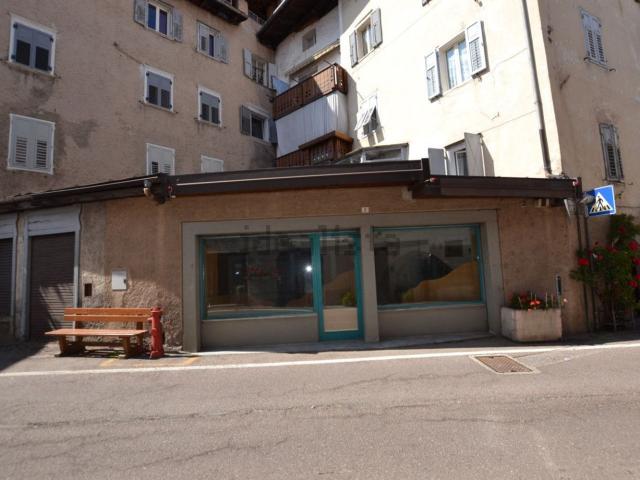 Locale Commerciale in vendita a Comunità della Val di Non, Fondo