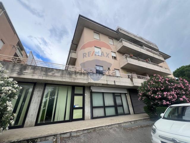 Locale Commerciale in vendita a Santa Lucia, Bastia Umbra