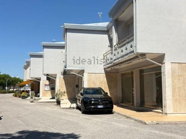 Locale Commerciale in vendita a Lignano Pineta