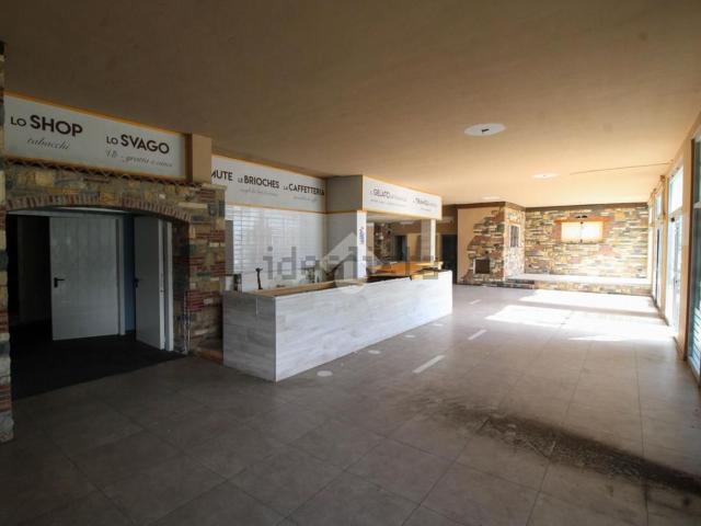 Locale Commerciale in vendita a Capriolo, Lombardia