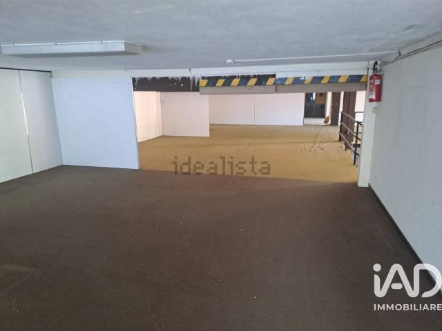 Locale Commerciale in vendita a Cairo Montenotte, Liguria