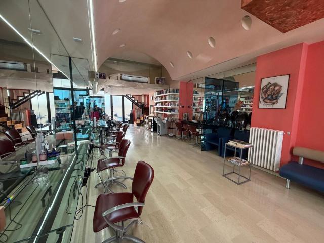 Locale Commerciale in vendita a Marche, Ancona