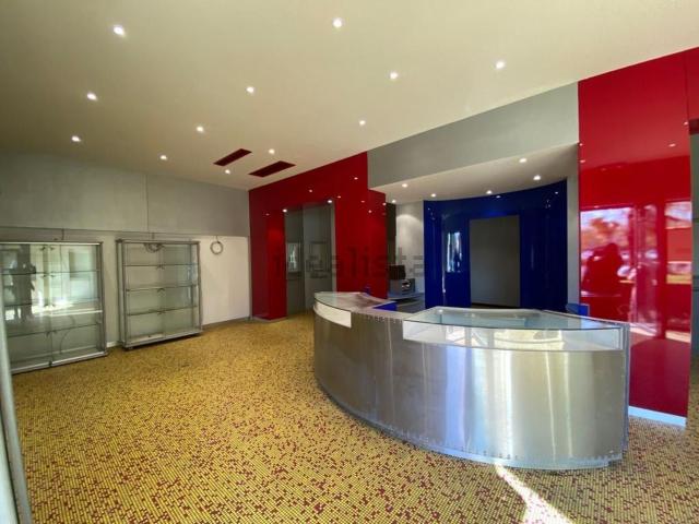 Locale Commerciale in vendita a Unione dei comuni del Distretto Ceramico, Maranello