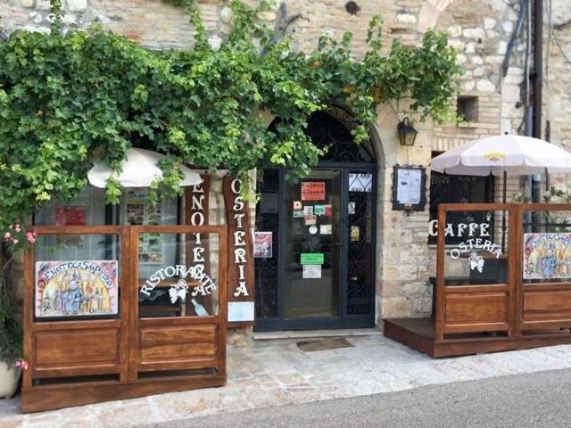 Locale Commerciale in vendita a Assisi, Umbria
