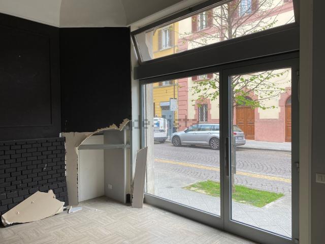 Locale Commerciale in vendita a Ravaldino, Forlì