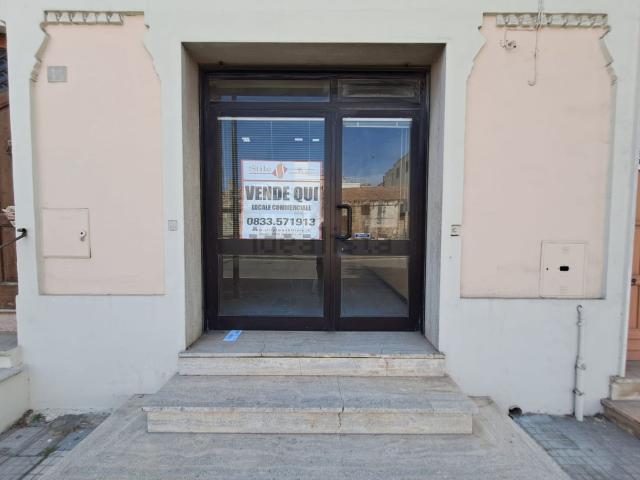 Locale Commerciale in vendita a Puglia, Lecce