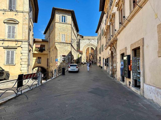 Locale Commerciale in vendita a Assisi, Umbria