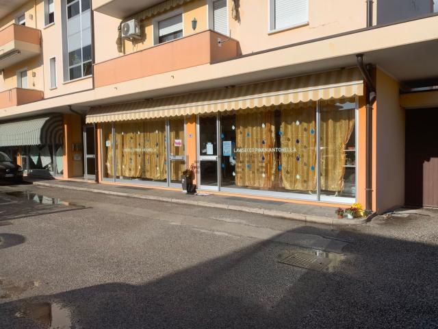 Locale Commerciale in vendita a Azzano Decimo, Friuli-Venezia Giulia