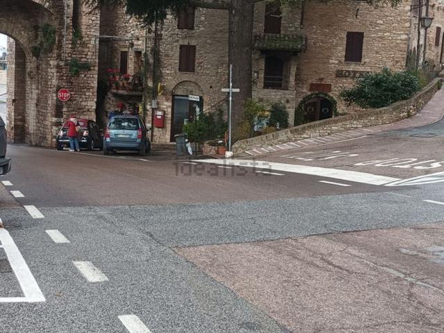 Locale Commerciale in vendita a Assisi, Umbria