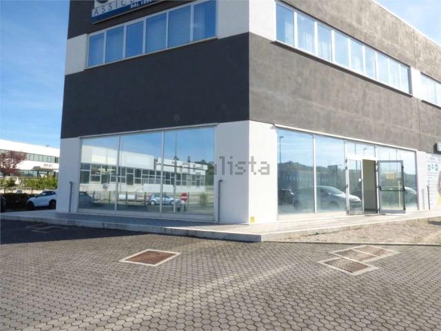 Locale Commerciale in vendita a Baraccola Ovest, Marche