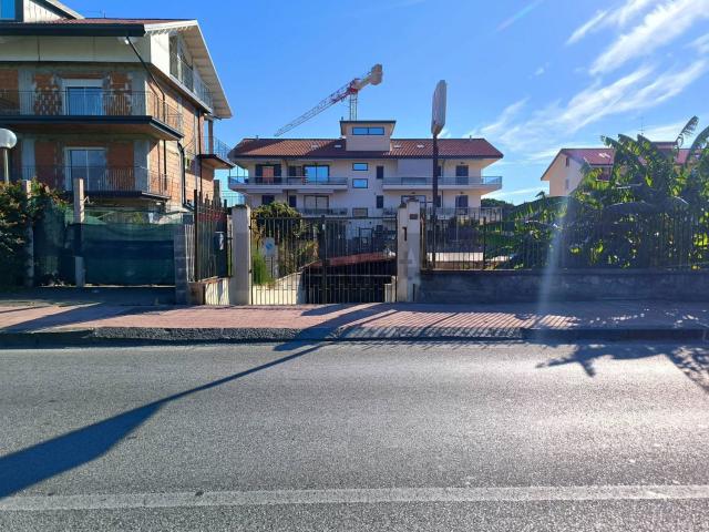 Locale Commerciale in vendita a Chianchitta, Giardini Naxos
