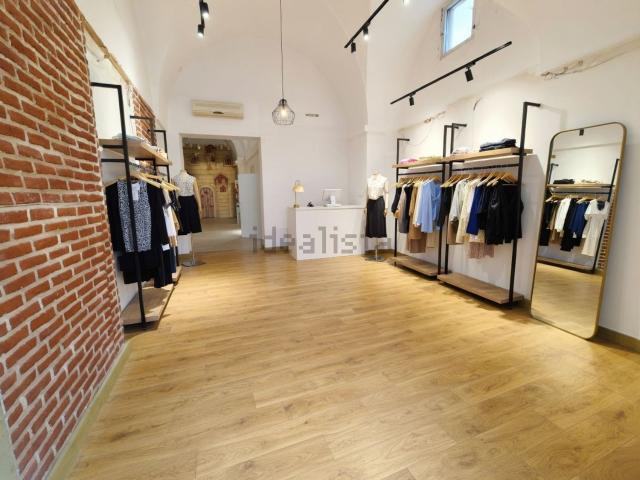 Locale Commerciale in vendita a Puglia, Lecce