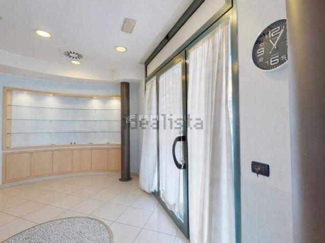 Locale Commerciale in vendita a Mare, Marche