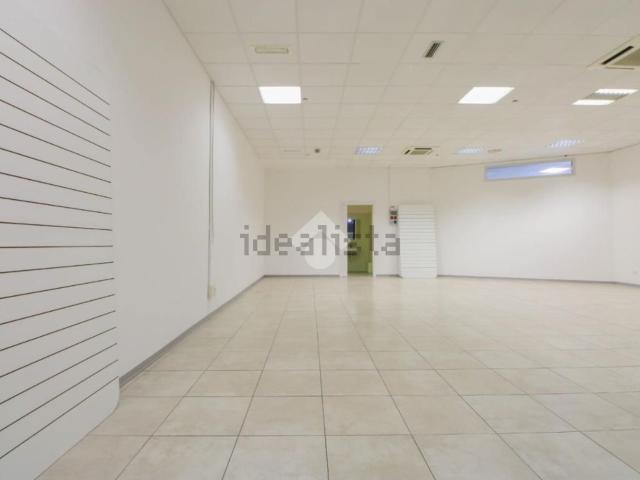 Locale Commerciale in vendita a Curno, Lombardia