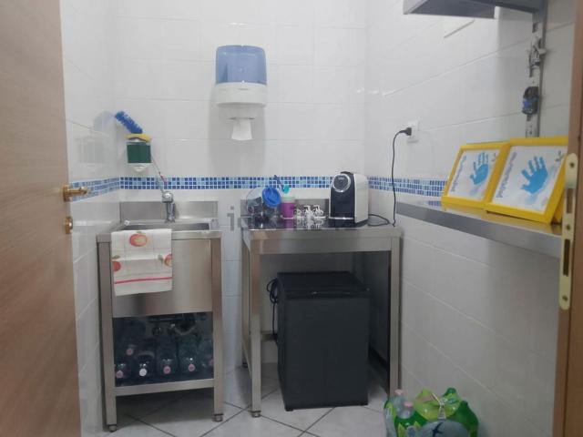 Locale Commerciale in vendita a Mondragone, Campania