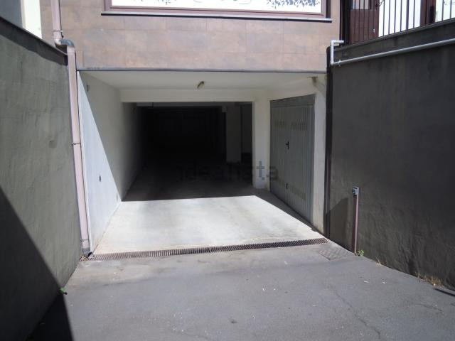 Locale Commerciale in vendita a Belpasso, Sicilia