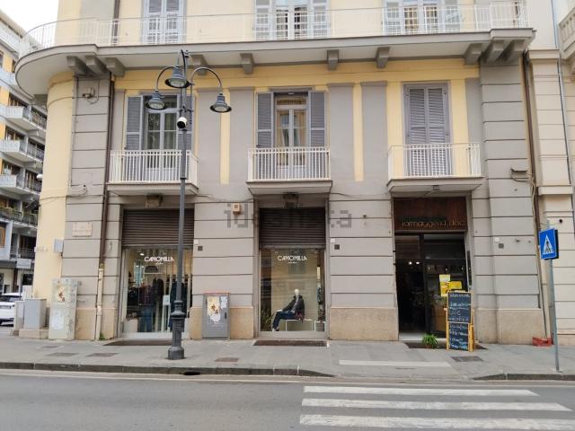 Locale Commerciale in vendita a Avellino