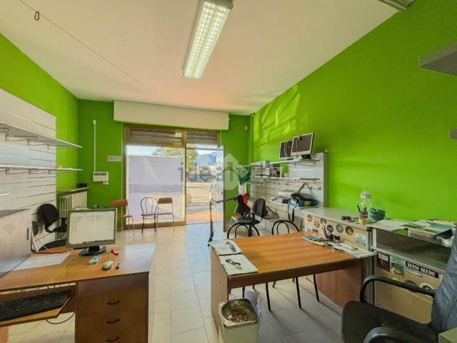 Locale Commerciale in vendita a Locate Bergamasco, Ponte San Pietro