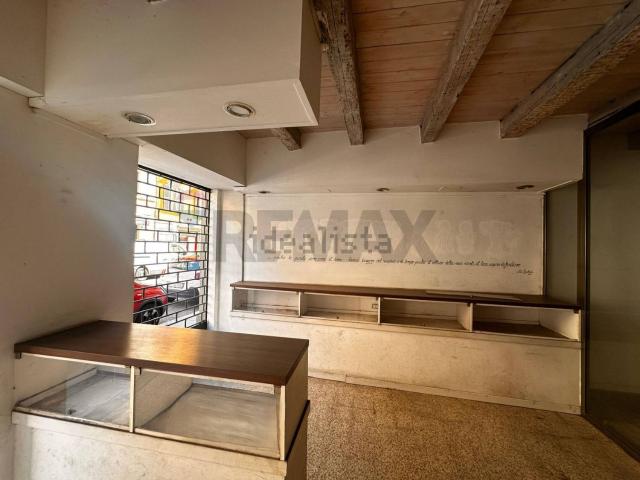 Locale Commerciale in vendita a Città Alta, Bergamo