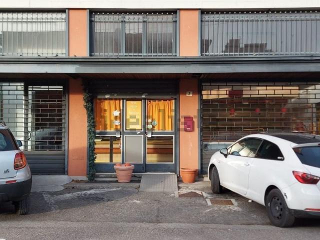 Locale Commerciale in vendita a Stallazzo, Sesto Calende