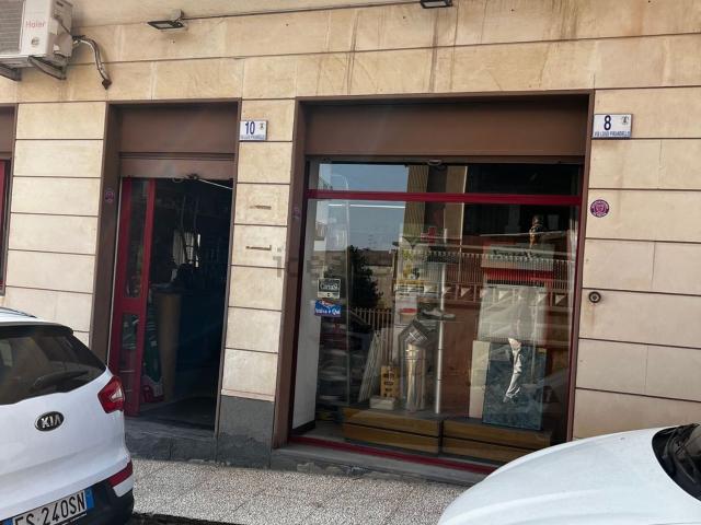 Locale Commerciale in vendita a Motta Sant'anastasia, Sicilia