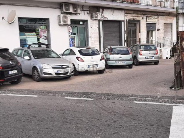 Locale Commerciale in vendita a Astroni, Pianura