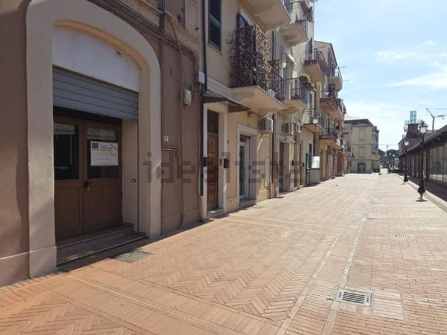 Locale Commerciale in vendita a Ortona, Abruzzo