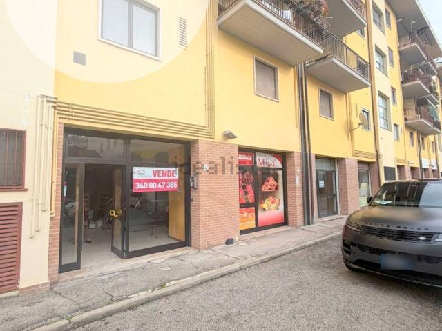 Locale Commerciale in vendita a Pettino, Tornimparte