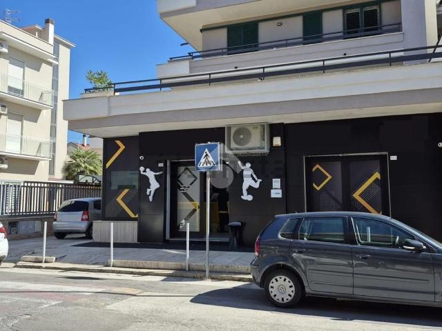 Locale Commerciale in vendita a Curti, Campania