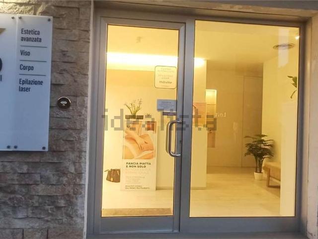 Locale Commerciale in vendita a Marche, Ancona