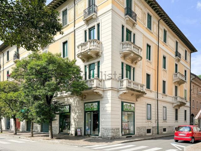 Locale Commerciale in vendita a Comunità Montana Valli del Verbano, Laveno Mombello