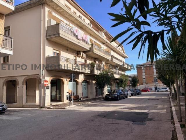 Locale Commerciale in vendita a Marano, Marche